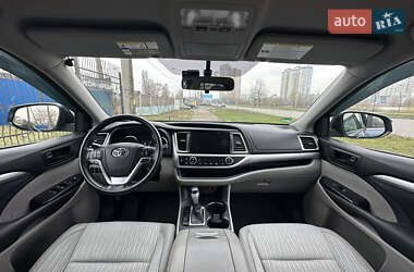 Позашляховик / Кросовер Toyota Highlander 2014 в 