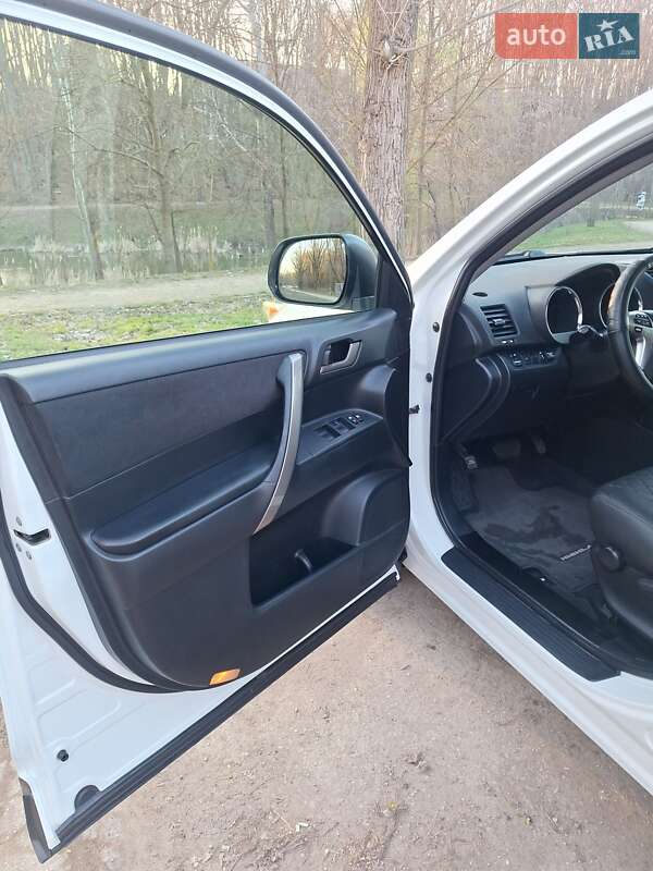 Внедорожник / Кроссовер Toyota Highlander 2011 в Килии
