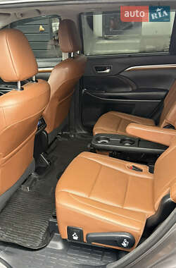 Внедорожник / Кроссовер Toyota Highlander 2017 в 