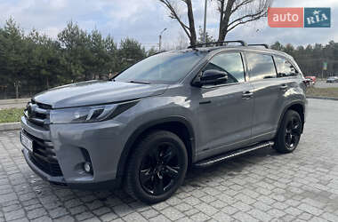 Внедорожник / Кроссовер Toyota Highlander 2017 в 