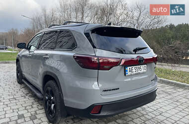 Внедорожник / Кроссовер Toyota Highlander 2017 в 