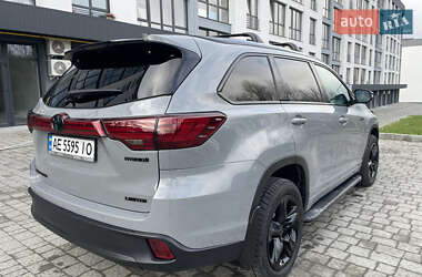 Внедорожник / Кроссовер Toyota Highlander 2017 в 