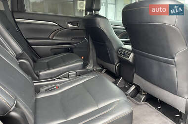 Внедорожник / Кроссовер Toyota Highlander 2017 в 