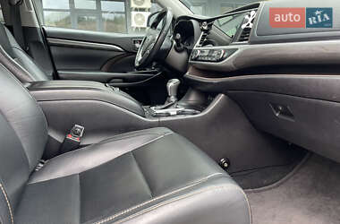 Внедорожник / Кроссовер Toyota Highlander 2017 в 