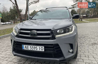 Внедорожник / Кроссовер Toyota Highlander 2017 в 