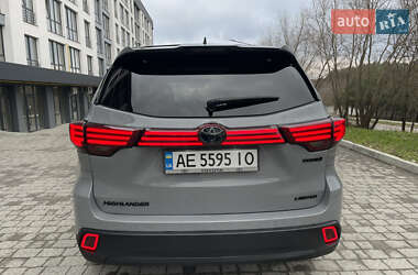 Внедорожник / Кроссовер Toyota Highlander 2017 в 