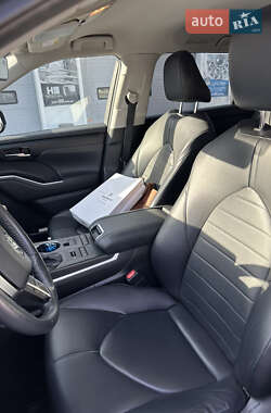 Внедорожник / Кроссовер Toyota Highlander 2020 в 