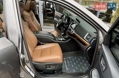 Внедорожник / Кроссовер Toyota Highlander 2019 в 