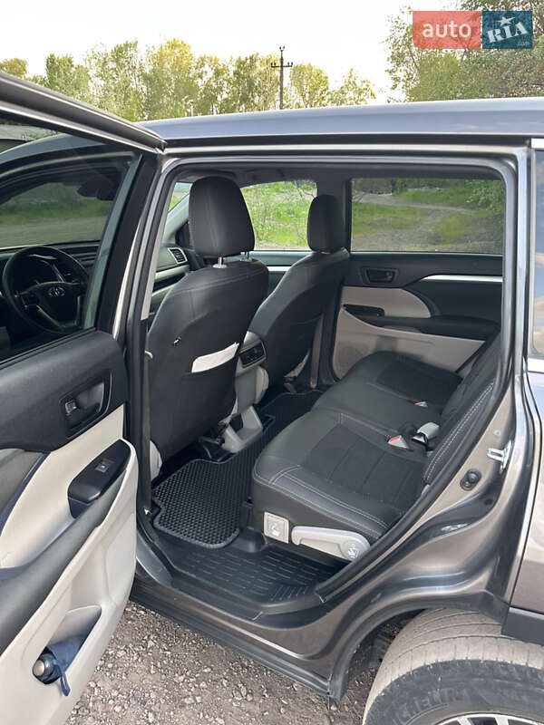 Позашляховик / Кросовер Toyota Highlander 2017 в Дніпрі