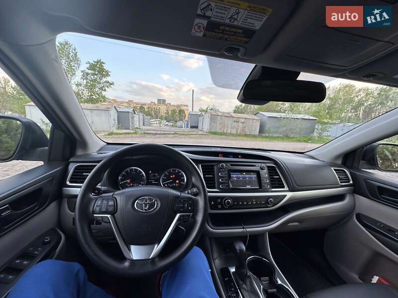 Позашляховик / Кросовер Toyota Highlander 2017 в Дніпрі