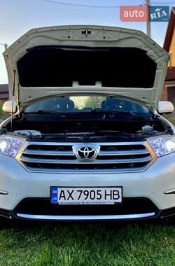 Позашляховик / Кросовер Toyota Highlander 2011 в 