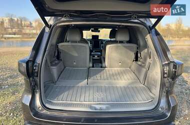Позашляховик / Кросовер Toyota Highlander 2017 в 