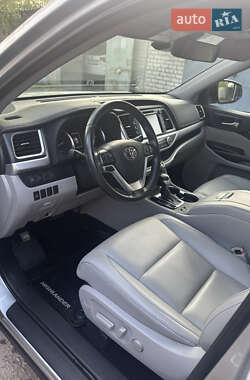 Внедорожник / Кроссовер Toyota Highlander 2019 в 