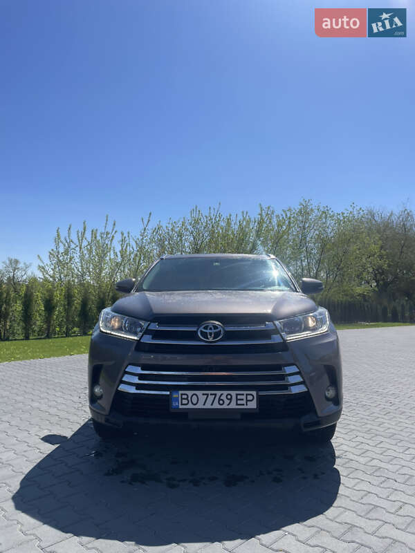 Внедорожник / Кроссовер Toyota Highlander 2015 в 