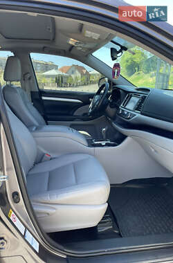 Внедорожник / Кроссовер Toyota Highlander 2015 в 