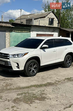 Внедорожник / Кроссовер Toyota Highlander 2019 в 