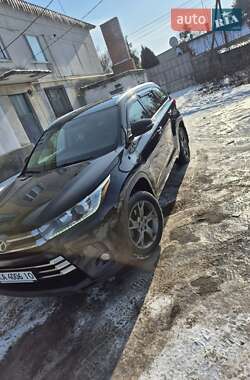 Внедорожник / Кроссовер Toyota Highlander 2018 в 
