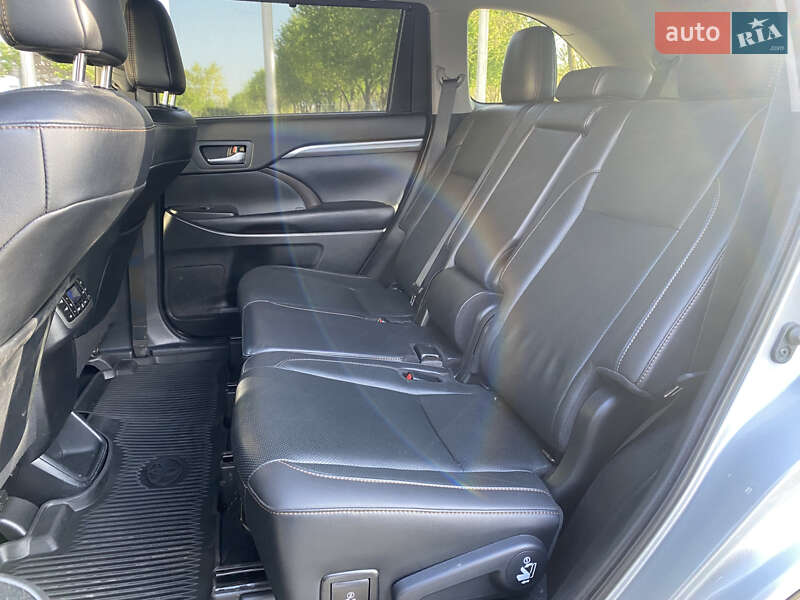 Позашляховик / Кросовер Toyota Highlander 2019 в Дніпрі