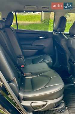 Позашляховик / Кросовер Toyota Highlander 2021 в 