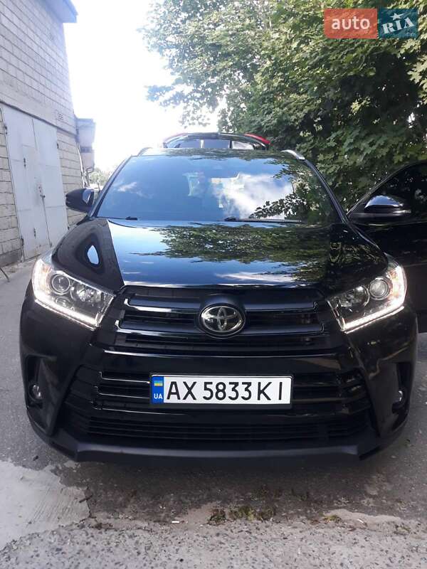 Внедорожник / Кроссовер Toyota Highlander 2018 в 