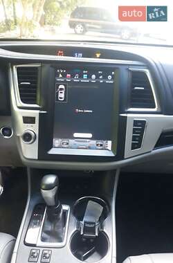 Внедорожник / Кроссовер Toyota Highlander 2018 в 