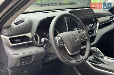 Позашляховик / Кросовер Toyota Highlander 2023 в 