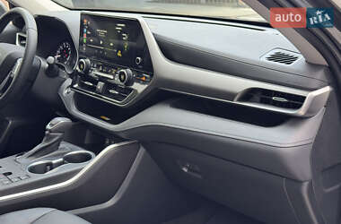 Позашляховик / Кросовер Toyota Highlander 2023 в 