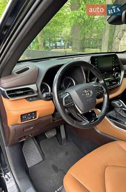 Позашляховик / Кросовер Toyota Highlander 2020 в 