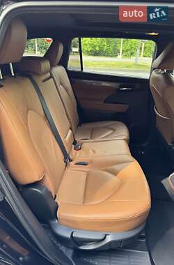 Позашляховик / Кросовер Toyota Highlander 2020 в 