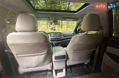 Позашляховик / Кросовер Toyota Highlander 2016 в 