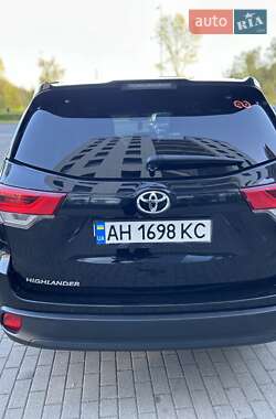 Внедорожник / Кроссовер Toyota Highlander 2017 в 