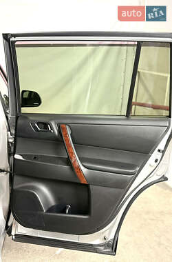 Позашляховик / Кросовер Toyota Highlander 2012 в 