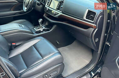 Внедорожник / Кроссовер Toyota Highlander 2014 в 