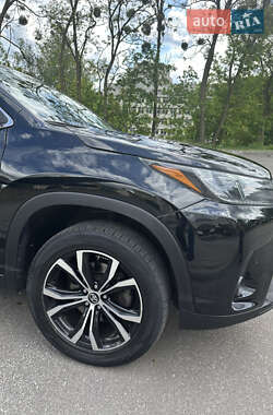 Внедорожник / Кроссовер Toyota Highlander 2019 в 