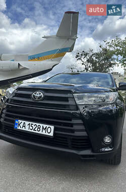 Внедорожник / Кроссовер Toyota Highlander 2019 в 
