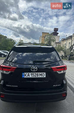 Внедорожник / Кроссовер Toyota Highlander 2019 в 