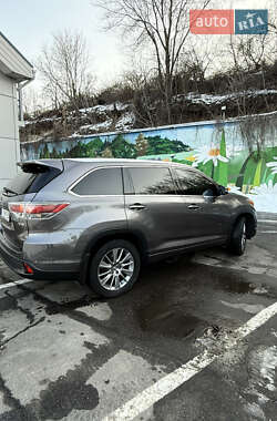 Позашляховик / Кросовер Toyota Highlander 2016 в 