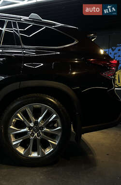 Внедорожник / Кроссовер Toyota Highlander 2020 в 