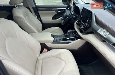 Внедорожник / Кроссовер Toyota Highlander 2020 в 