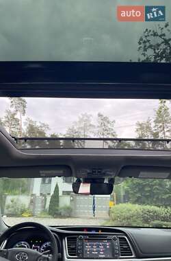 Внедорожник / Кроссовер Toyota Highlander 2017 в 