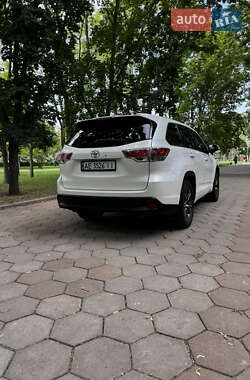 Внедорожник / Кроссовер Toyota Highlander 2015 в 
