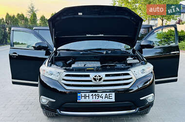 Позашляховик / Кросовер Toyota Highlander 2012 в 