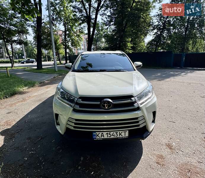 Позашляховик / Кросовер Toyota Highlander 2017 в Бучі