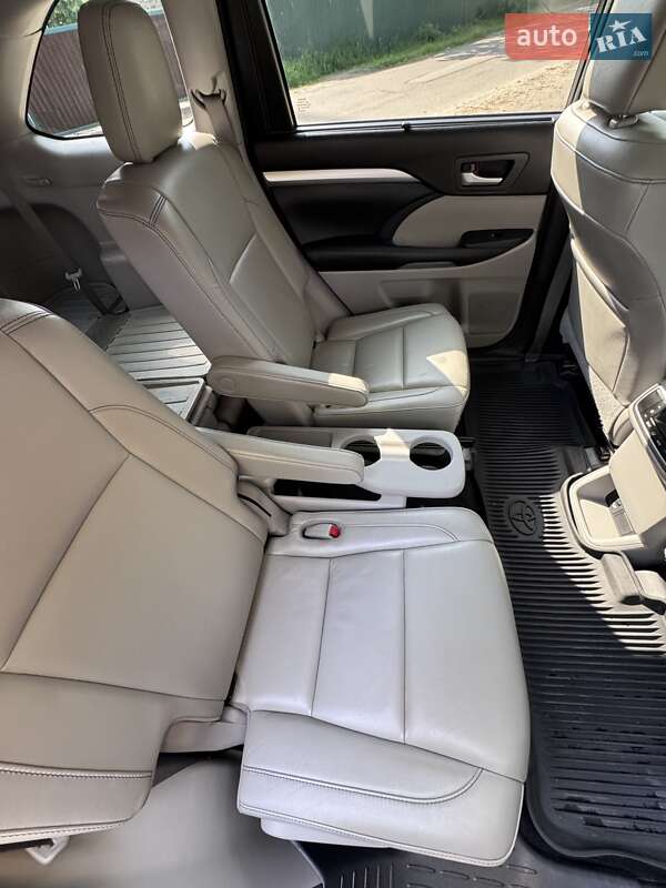 Позашляховик / Кросовер Toyota Highlander 2017 в Бучі
