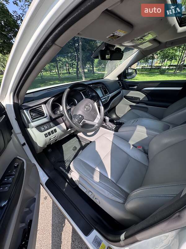 Позашляховик / Кросовер Toyota Highlander 2017 в Бучі