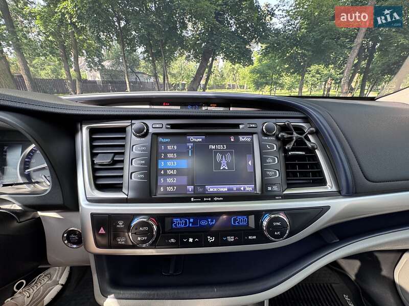 Позашляховик / Кросовер Toyota Highlander 2017 в Бучі