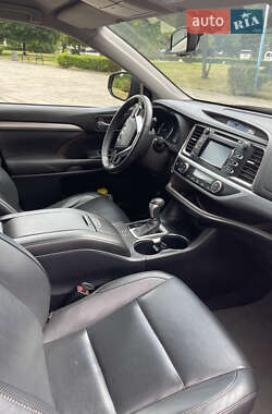 Внедорожник / Кроссовер Toyota Highlander 2015 в 