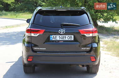 Внедорожник / Кроссовер Toyota Highlander 2017 в 
