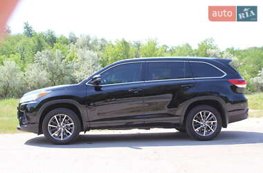 Внедорожник / Кроссовер Toyota Highlander 2017 в 