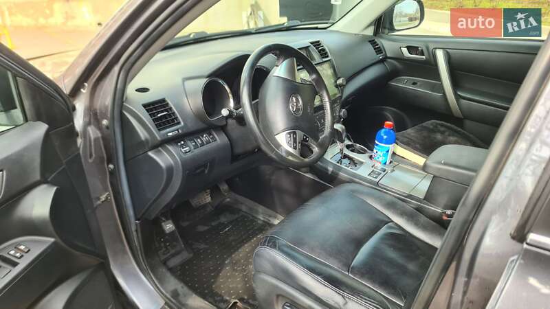 Позашляховик / Кросовер Toyota Highlander 2012 в Южному